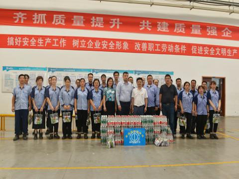 炎炎夏日，，，，，市总工会送清凉，，，，，丝丝关爱暖人心