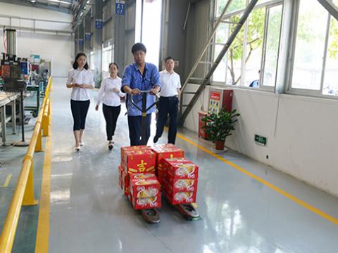 pp电子集团工会开展“夏日送清凉”活动